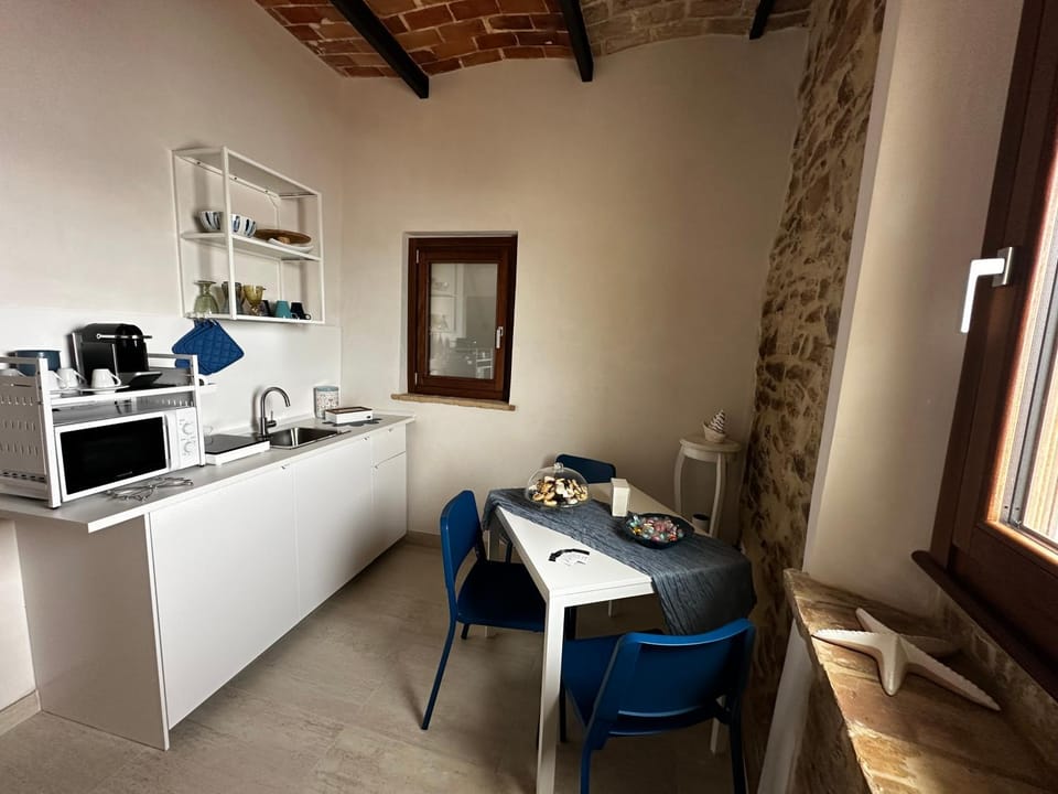 Coffee/tea facilities, Kitchen or kitchenette, Dining area, Sea view, minibar, stove