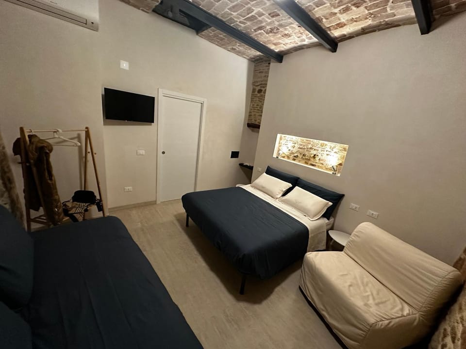 Bed, TV and multimedia, Photo of the whole room, Bedroom