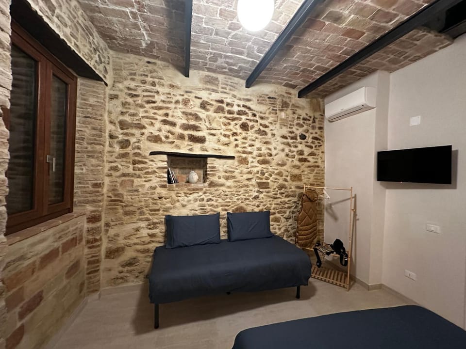 Bed, TV and multimedia, Photo of the whole room, Bedroom