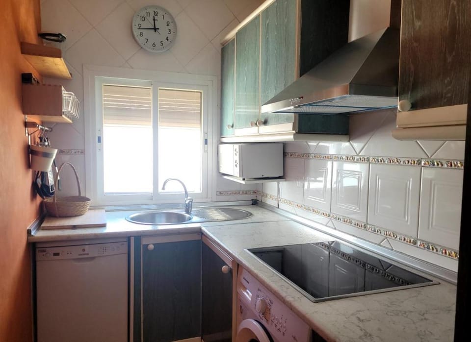 Luminoso y cómodo apartamento, a 2 minutos andando de la playa y a 1 de la plaza Apartment in Agua Amarga