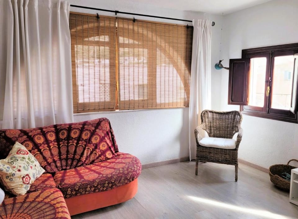 Luminoso y cómodo apartamento, a 2 minutos andando de la playa y a 1 de la plaza Apartment in Agua Amarga