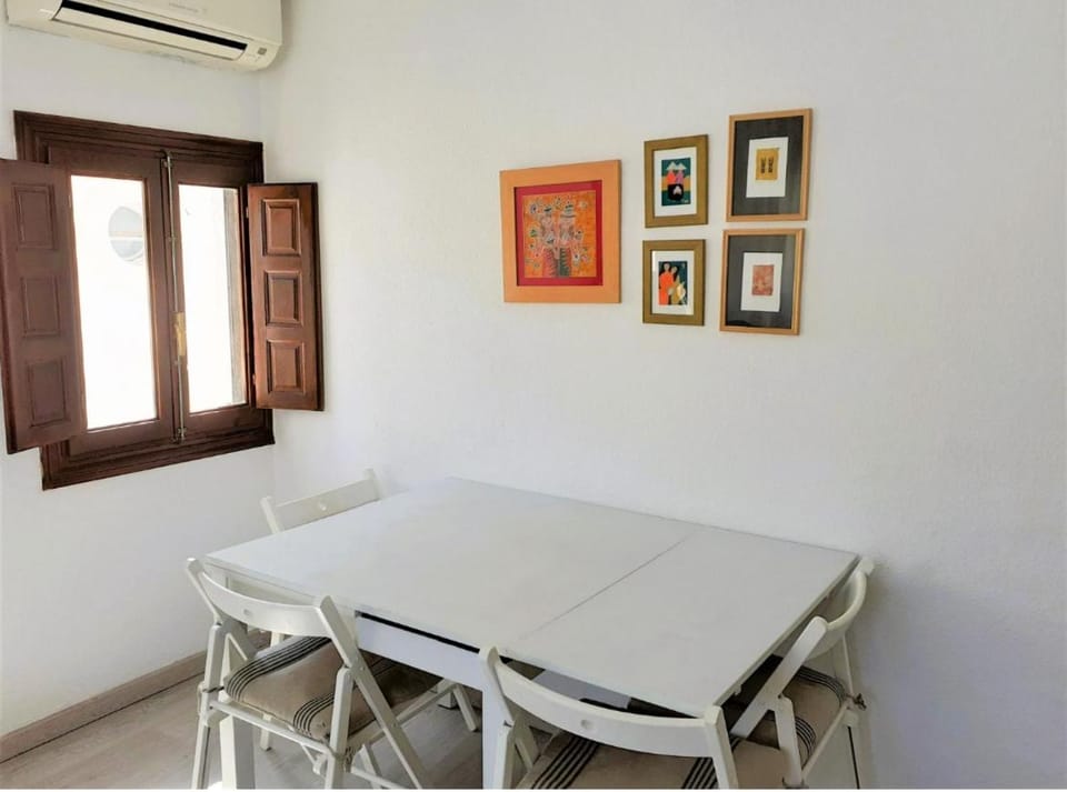 Luminoso y cómodo apartamento, a 2 minutos andando de la playa y a 1 de la plaza Apartment in Agua Amarga