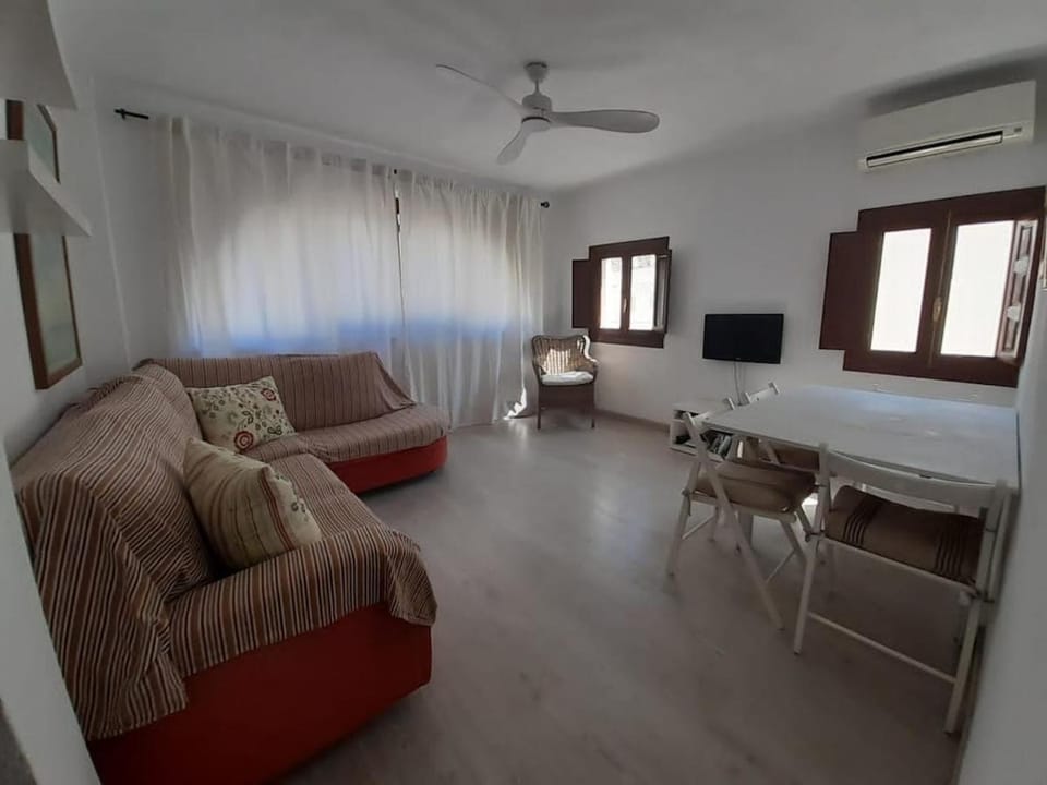 TV and multimedia, Living room, Seating area, Dining area, air conditioner