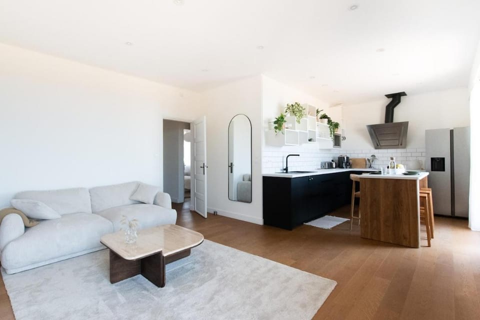 Coffee/tea facilities, Kitchen or kitchenette, Seating area, Dining area