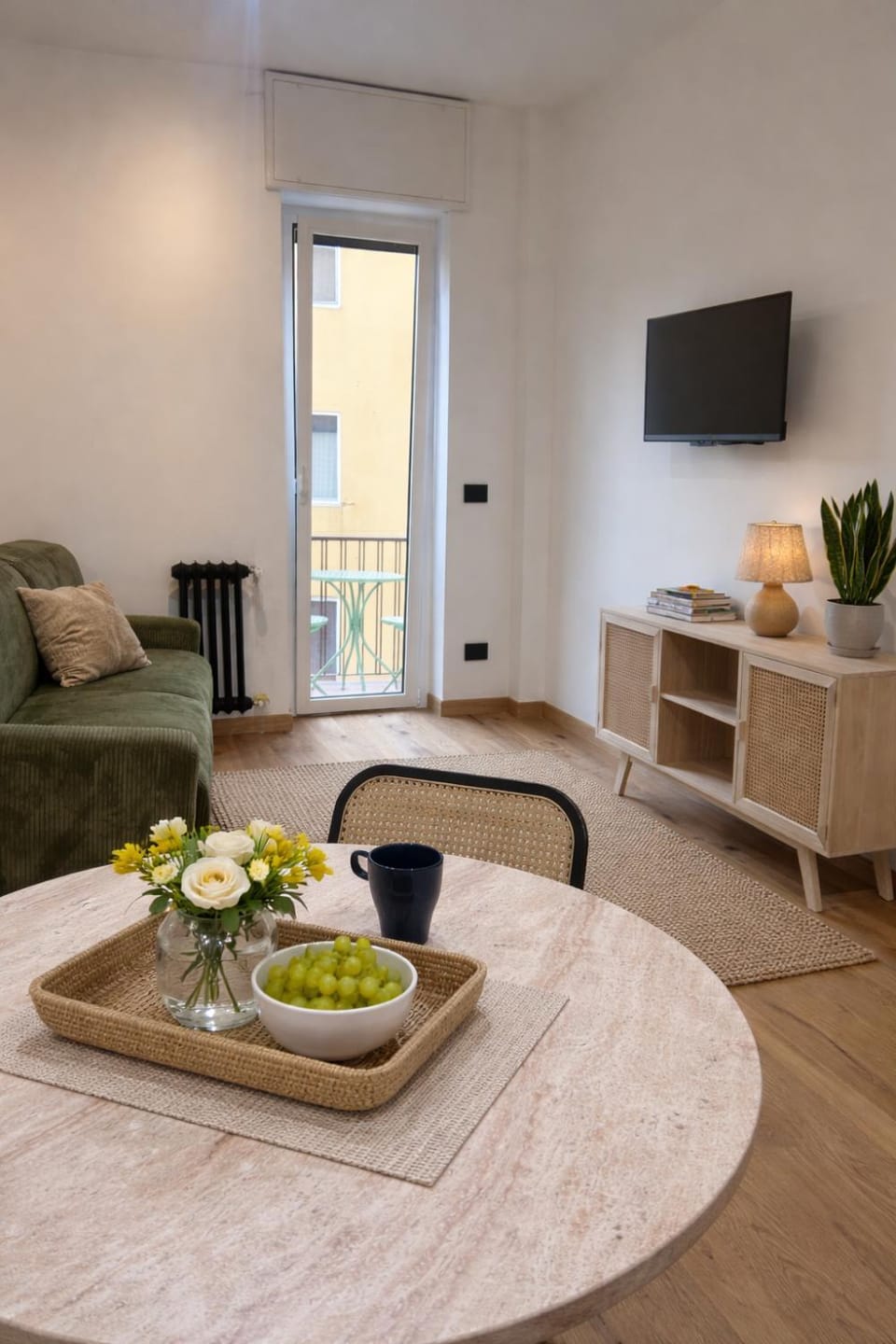TV and multimedia, Living room, Seating area, Dining area, Food