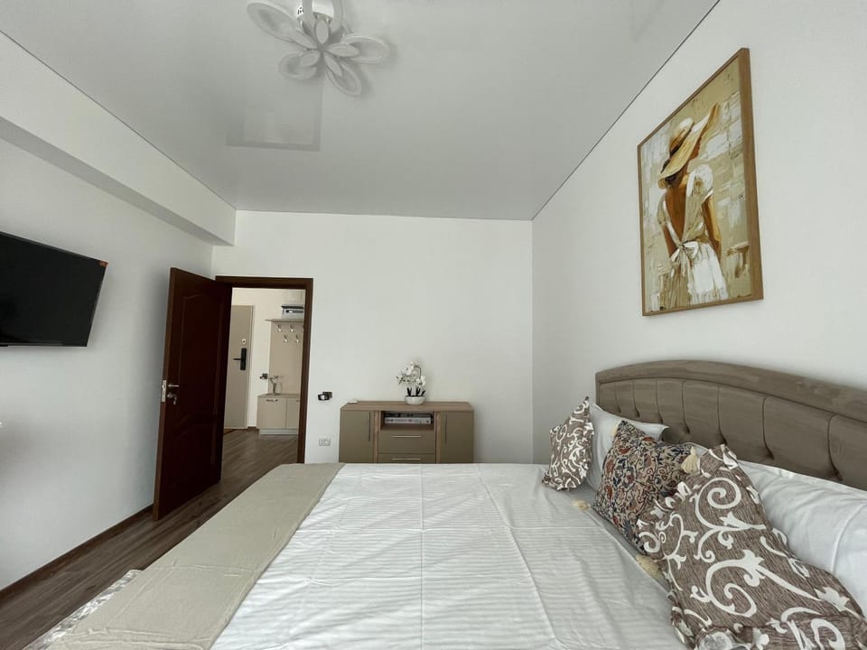 Bed, TV and multimedia, Seating area, Bedroom