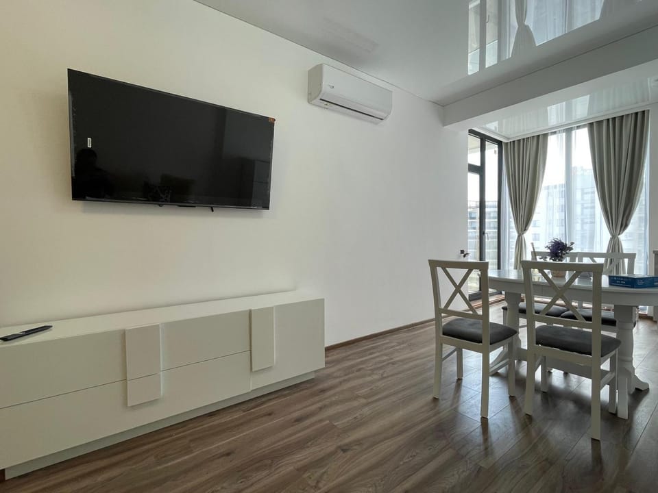 TV and multimedia, Living room, Seating area, Dining area, air conditioner