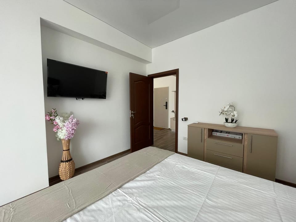 Bed, TV and multimedia, Photo of the whole room, Bedroom, wardrobe