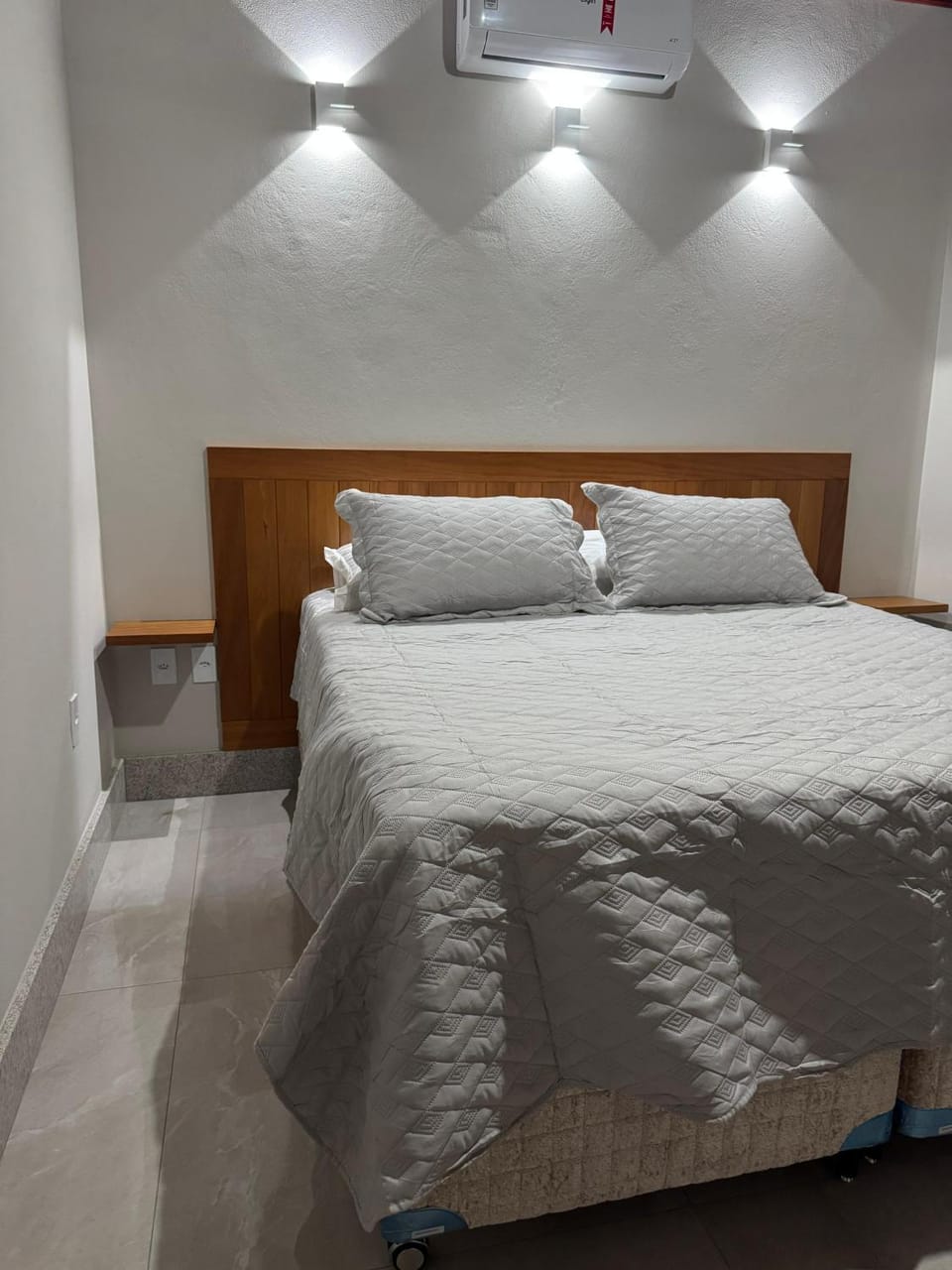 Bed, Photo of the whole room, Bedroom, air conditioner