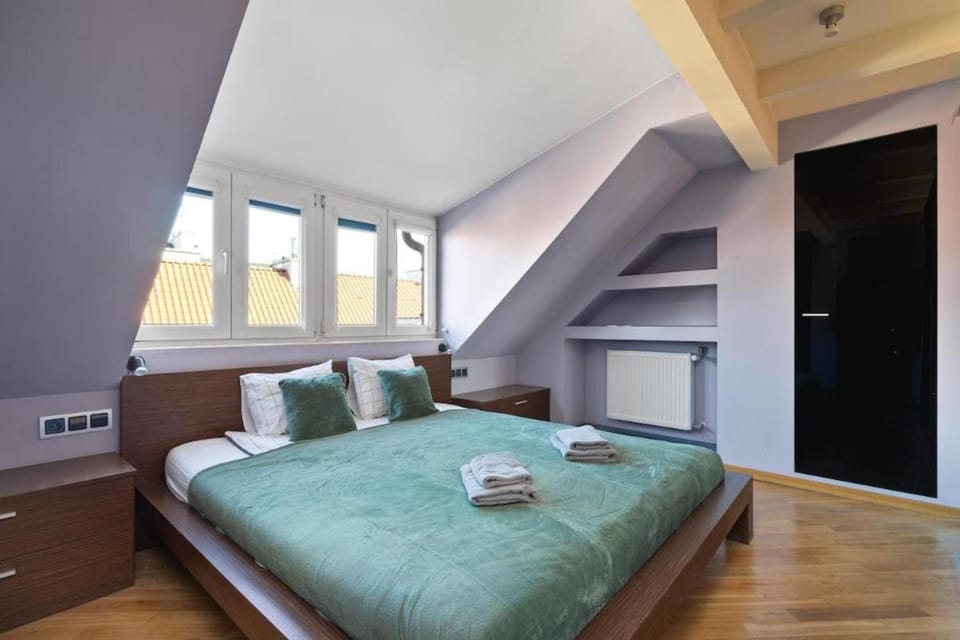 Bed, Photo of the whole room, Bedroom, towels