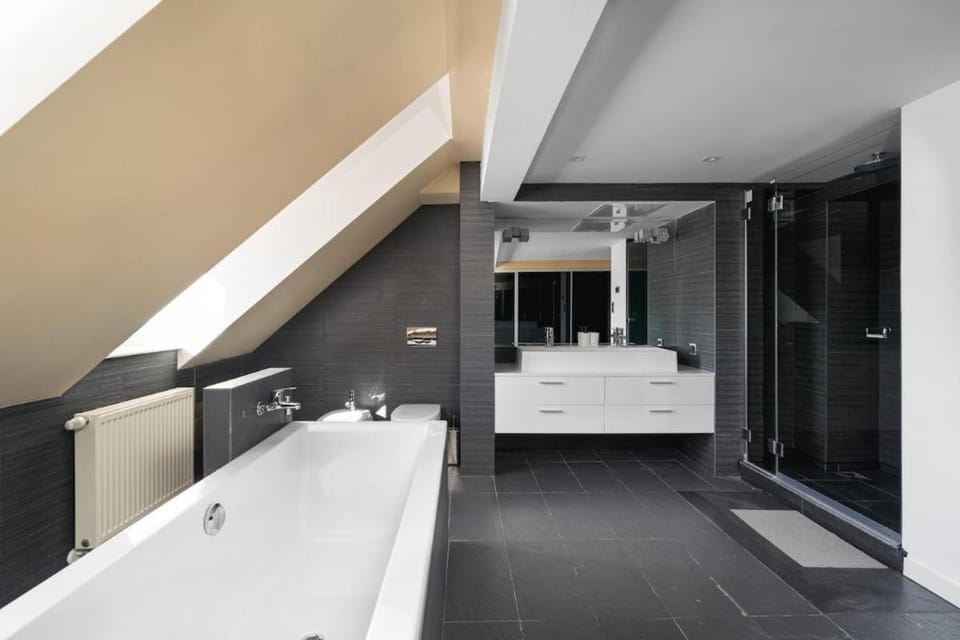 Bed, Hot Tub, Bathroom, Photo of the whole room, Bedroom, Bath, towels