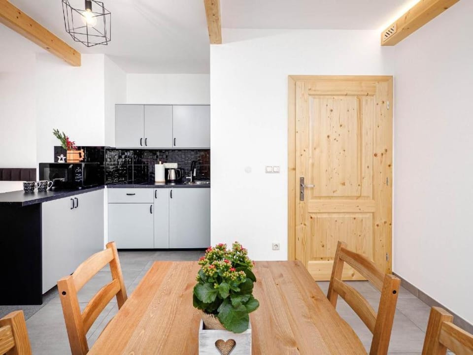 Kitchen or kitchenette, Dining area, minibar, oven, stove