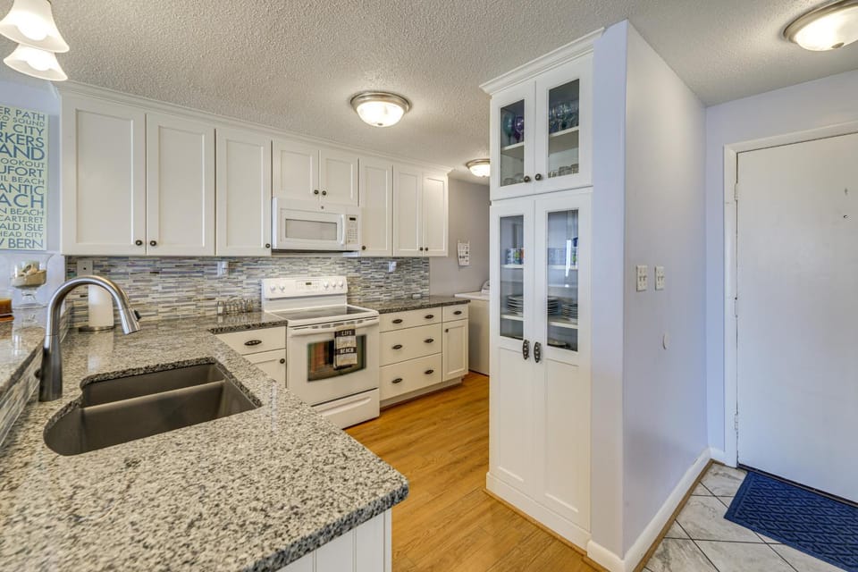 'The Lookout' Indian Beach Condo w/ Pool & Ocean House in Indian Beach