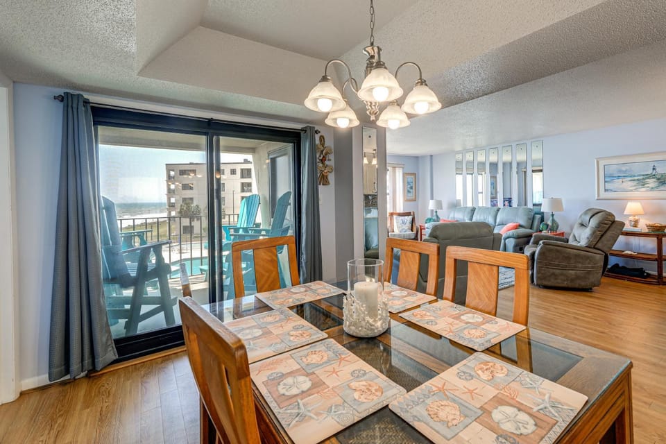 'The Lookout' Indian Beach Condo w/ Pool & Ocean House in Indian Beach