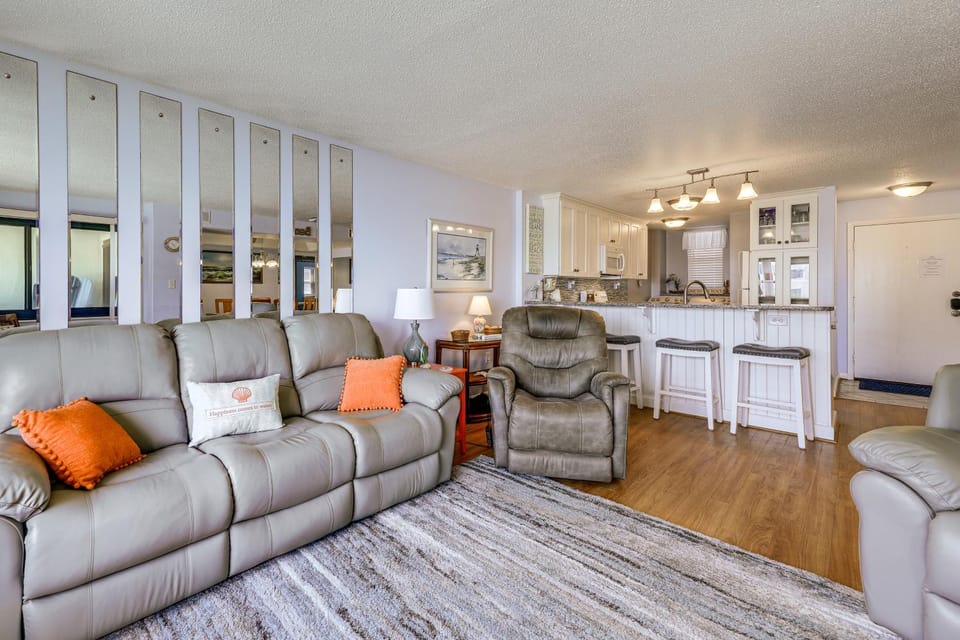 'The Lookout' Indian Beach Condo w/ Pool & Ocean House in Indian Beach