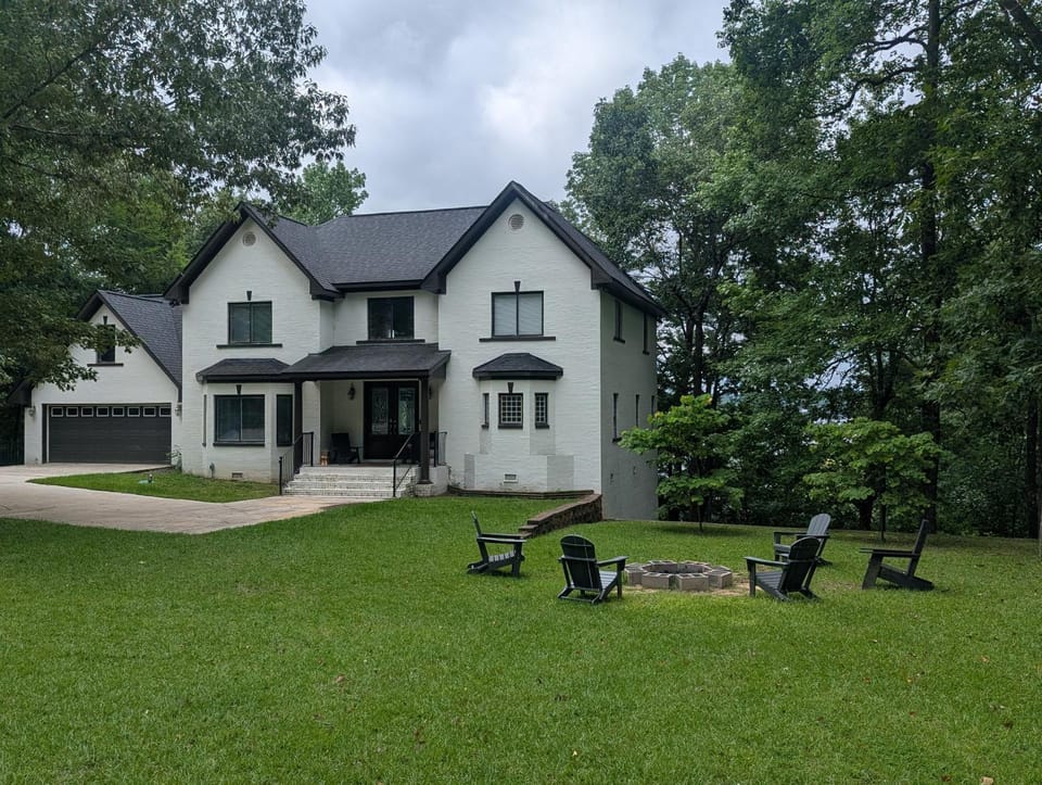 Property building, Facade/entrance, Natural landscape, Garden, Parking
