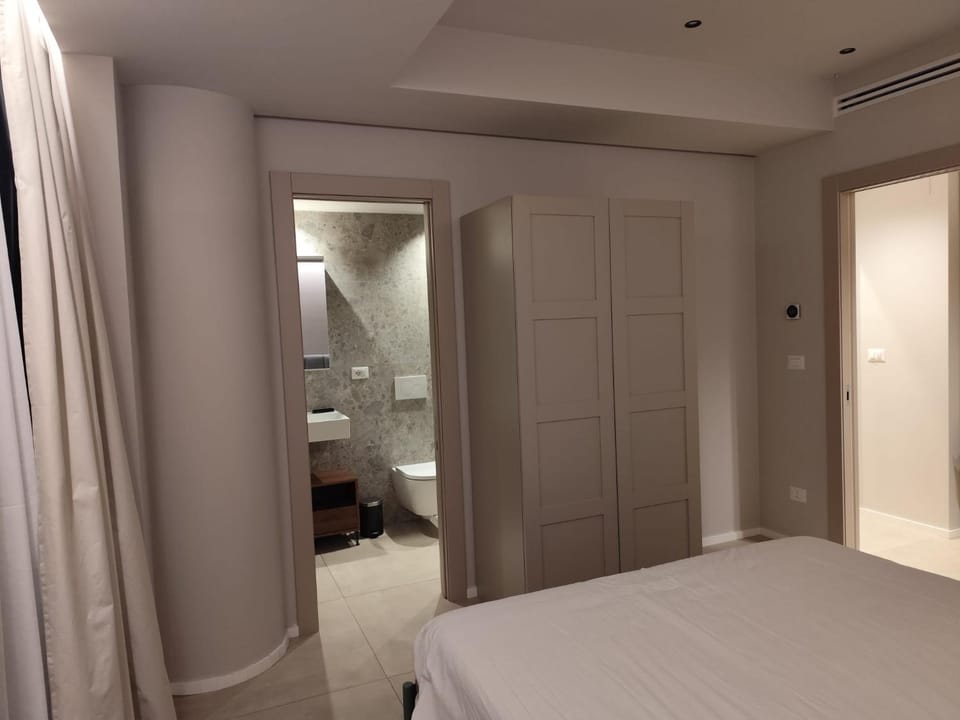 Bed, Bathroom, Photo of the whole room, Bedroom, wardrobe
