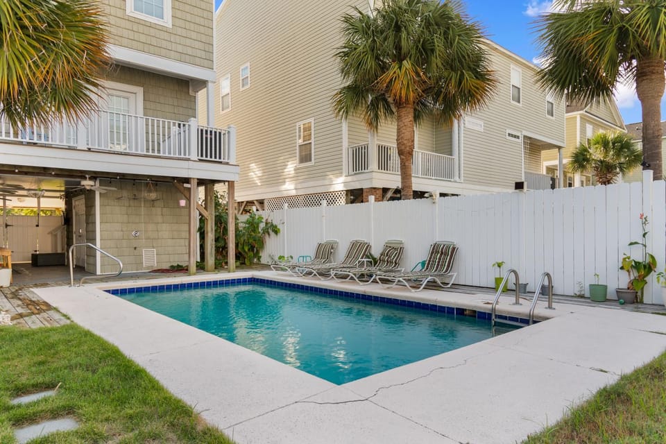Property building, Day, Garden, Swimming pool, Parking