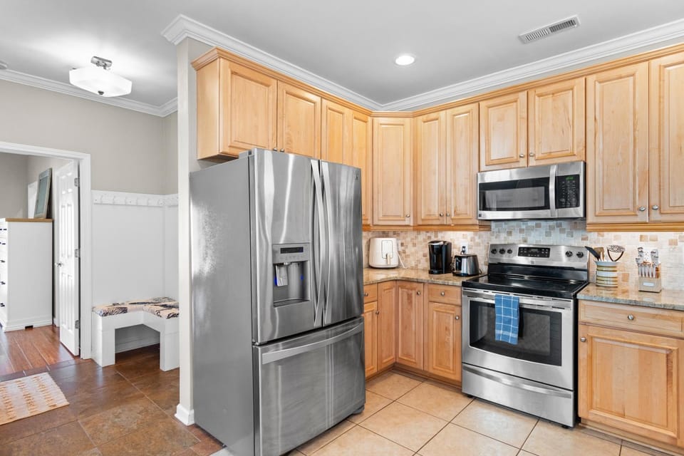 Day, Coffee/tea facilities, Kitchen or kitchenette, furniture, microwave, oven, stove