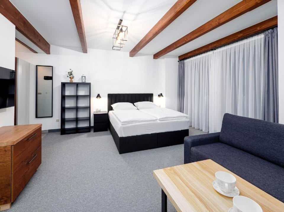 Bed, TV and multimedia, Living room, Photo of the whole room, Seating area, Bedroom