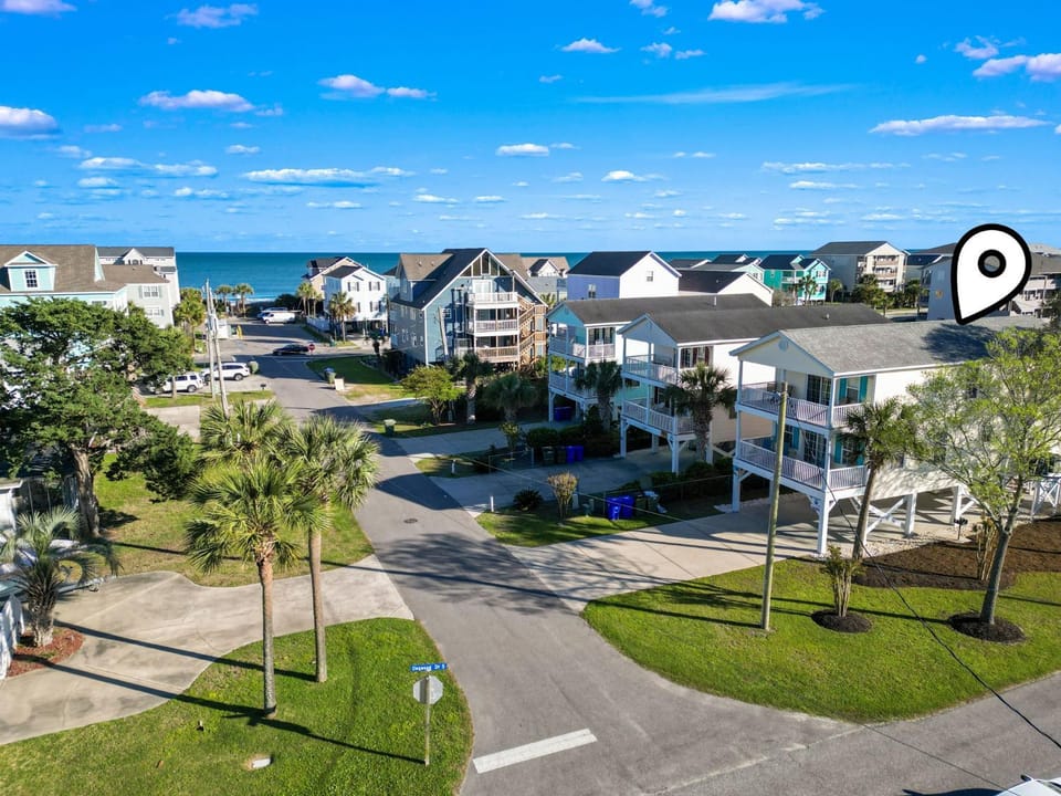 Day, Neighbourhood, Natural landscape, Bird's eye view, Sea view, Parking