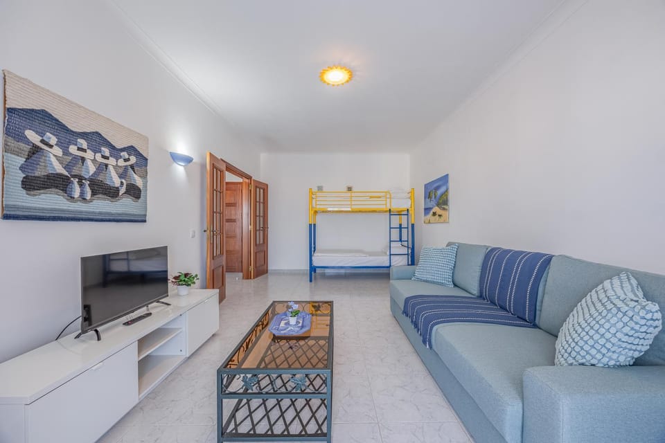 Communal lounge/ TV room, bunk bed