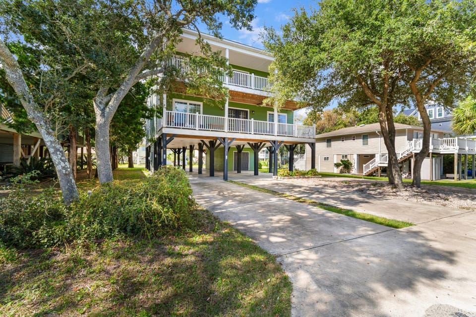 Property building, Day, Neighbourhood, Natural landscape, Balcony/Terrace, Parking