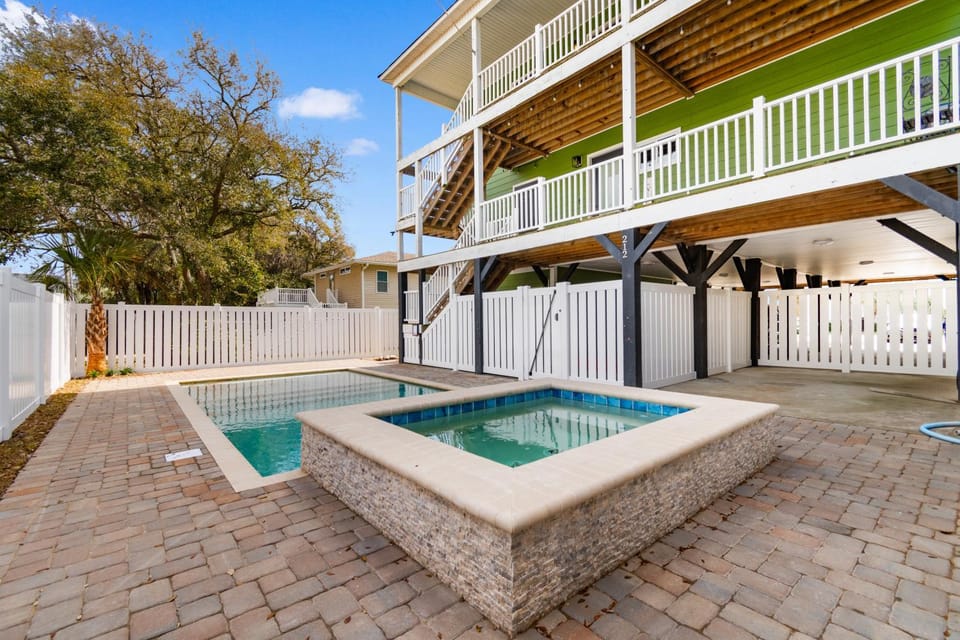 Property building, Day, Hot Tub, Balcony/Terrace, Swimming pool, Parking