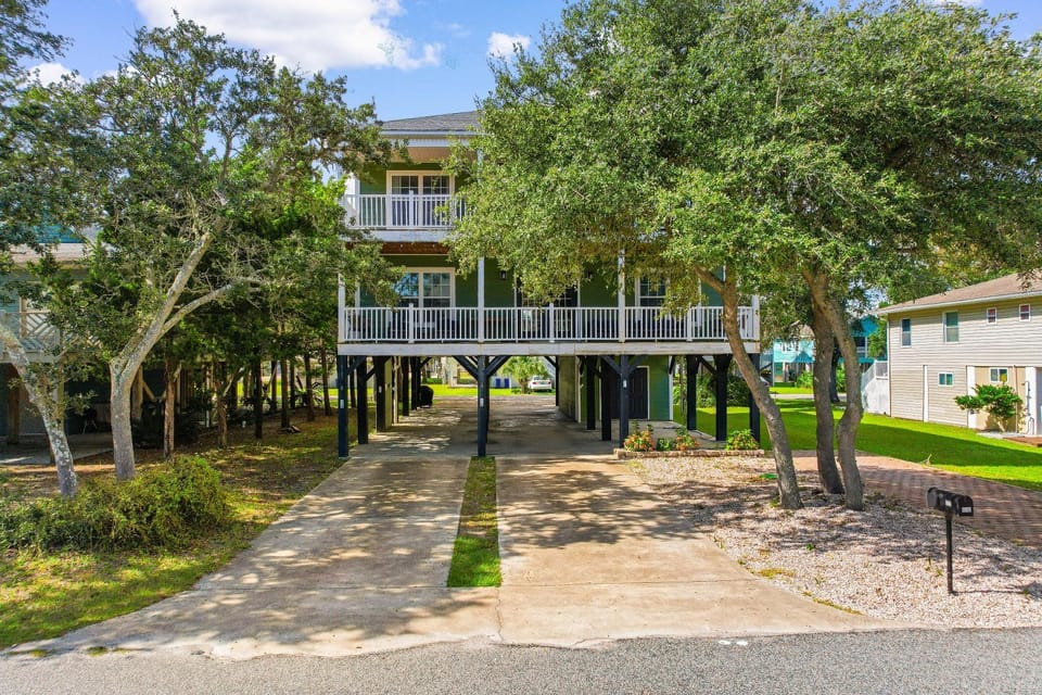 Property building, Day, Neighbourhood, Natural landscape, Garden, Balcony/Terrace, Parking