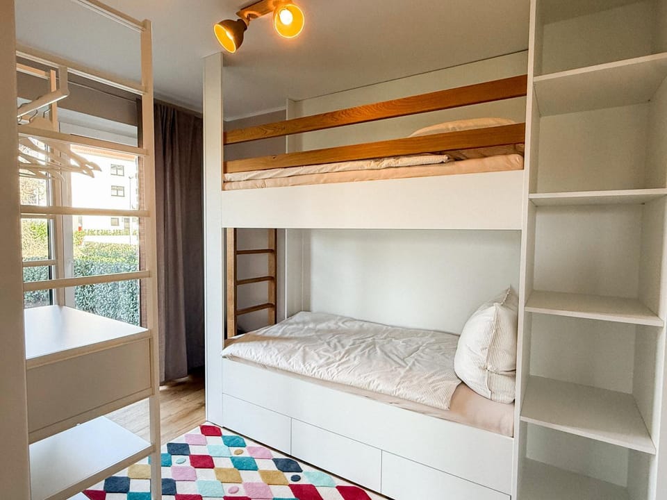 Bedroom, bunk bed