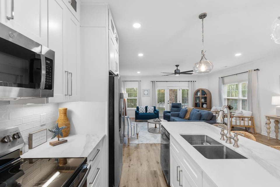 Day, TV and multimedia, Kitchen or kitchenette, Living room, furniture, microwave