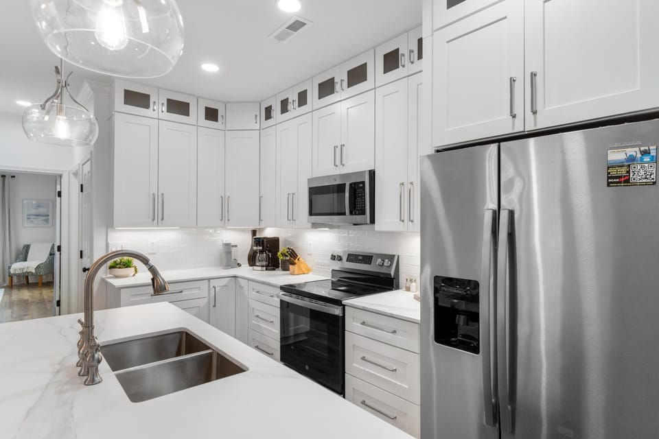 Day, Kitchen or kitchenette, furniture, microwave, oven, stove