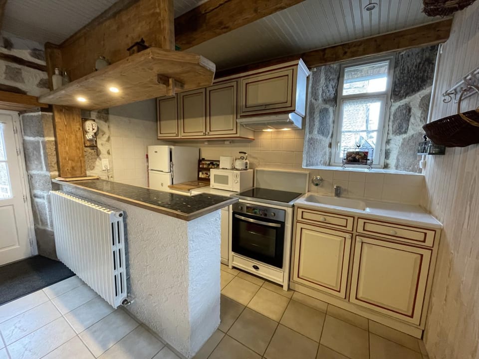Kitchen or kitchenette, oven