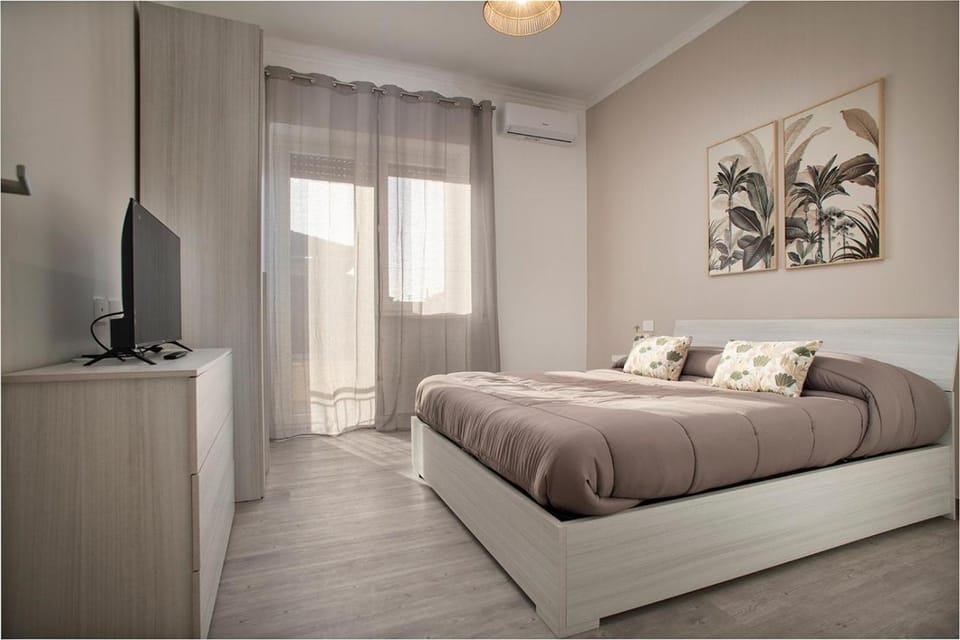 TV and multimedia, Photo of the whole room, Bedroom