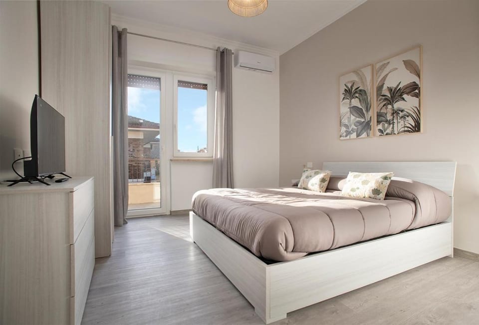 Bed, TV and multimedia, Bedroom