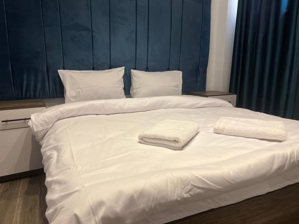 Bedroom, towels