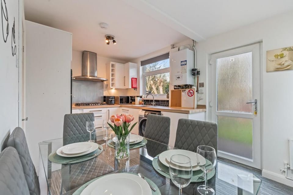 #134 Cozy Retreat Close to FarGo Village -Sleeps 7- Perfect for Contractors and Families - Free Street Parking House in Coventry