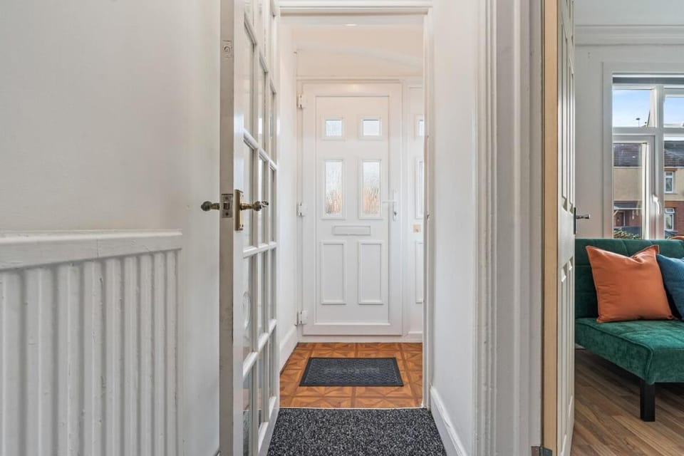 #134 Cozy Retreat Close to FarGo Village -Sleeps 7- Perfect for Contractors and Families - Free Street Parking House in Coventry
