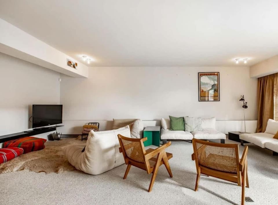 TV and multimedia, Living room, Photo of the whole room, Seating area, Evening entertainment