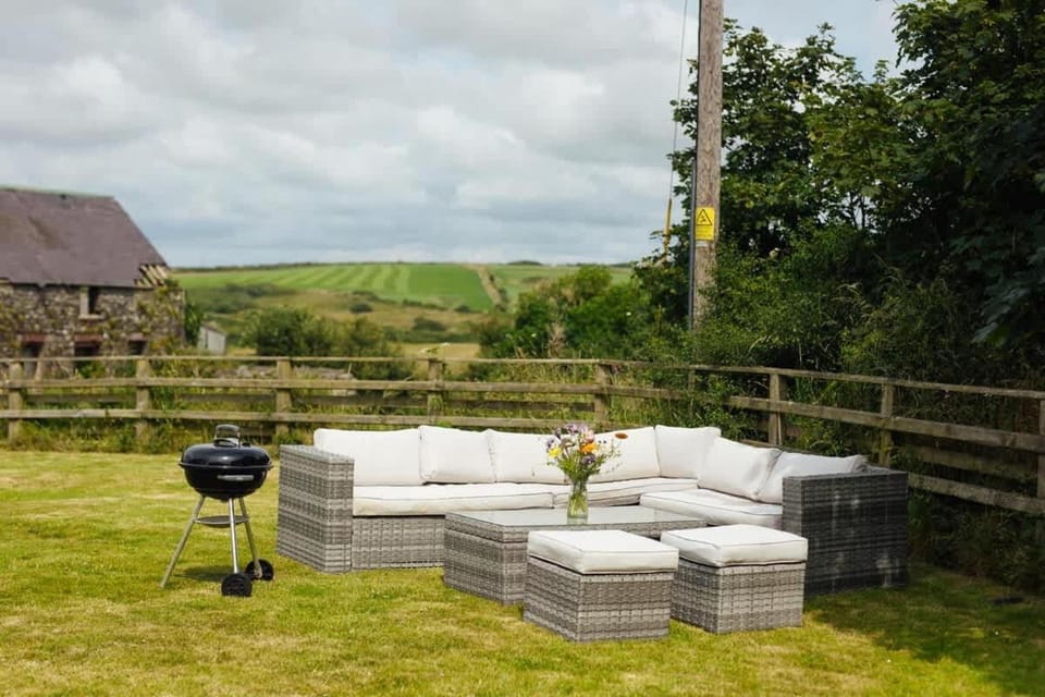 Charming Coastal Farmhouse with Sea Views & Garden House in Nolton and Roch