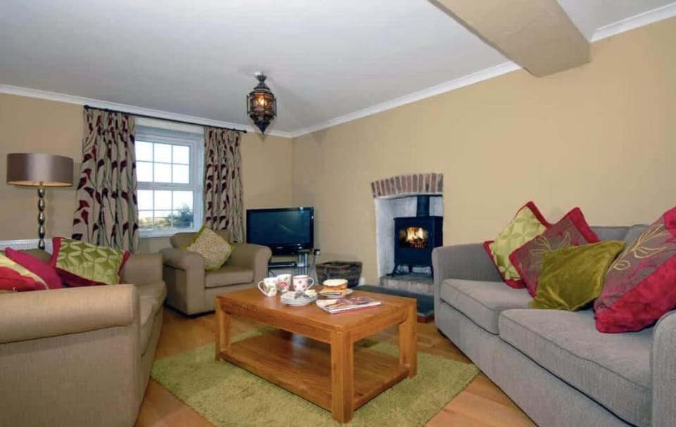 Charming Coastal Farmhouse with Sea Views & Garden House in Nolton and Roch