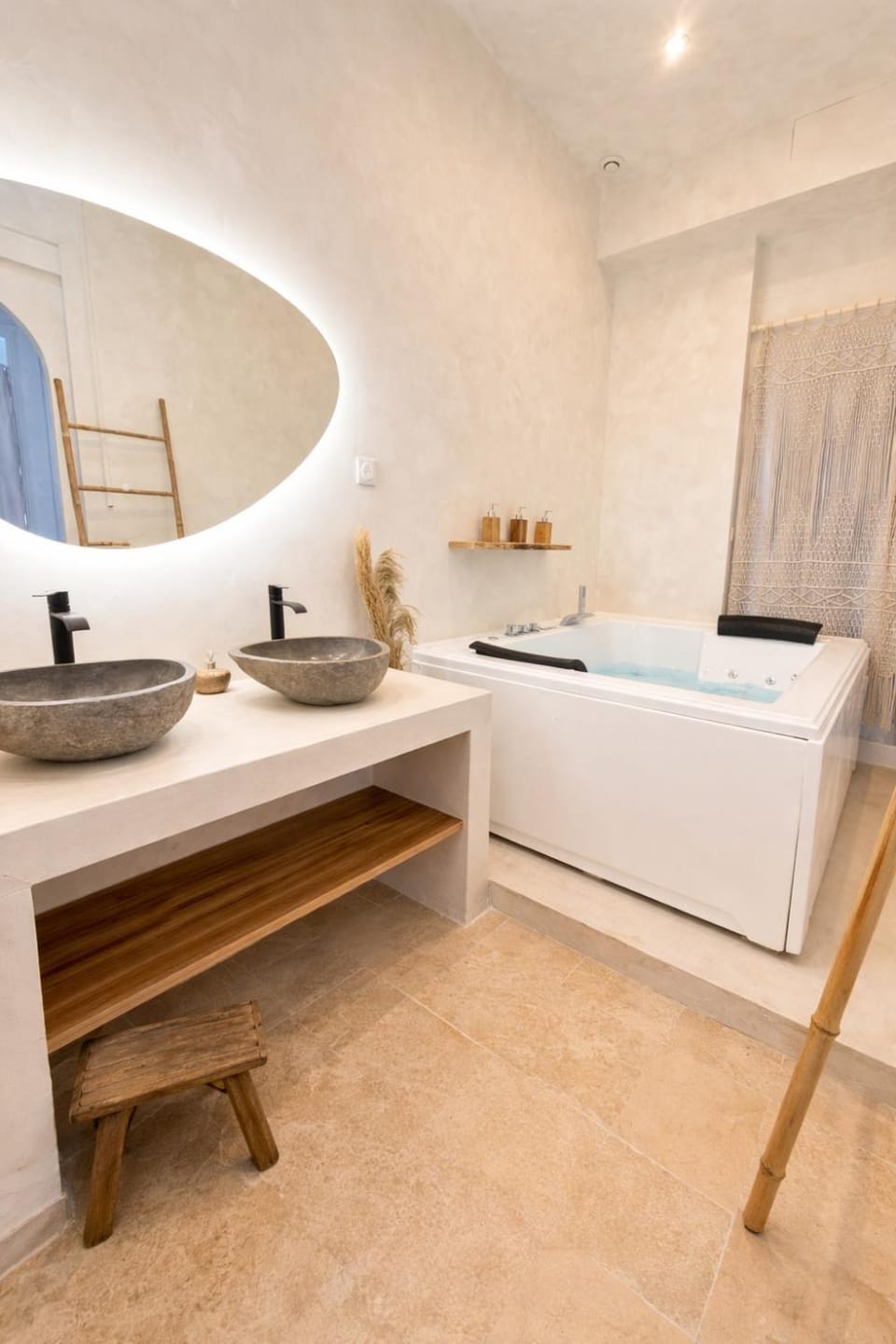 MEEY Suite with Private Spa Apartment in Saint-Étienne