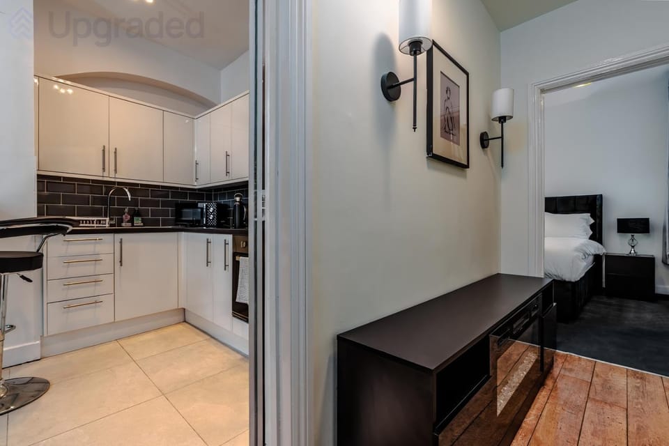 Kitchen or kitchenette, minibar, stove