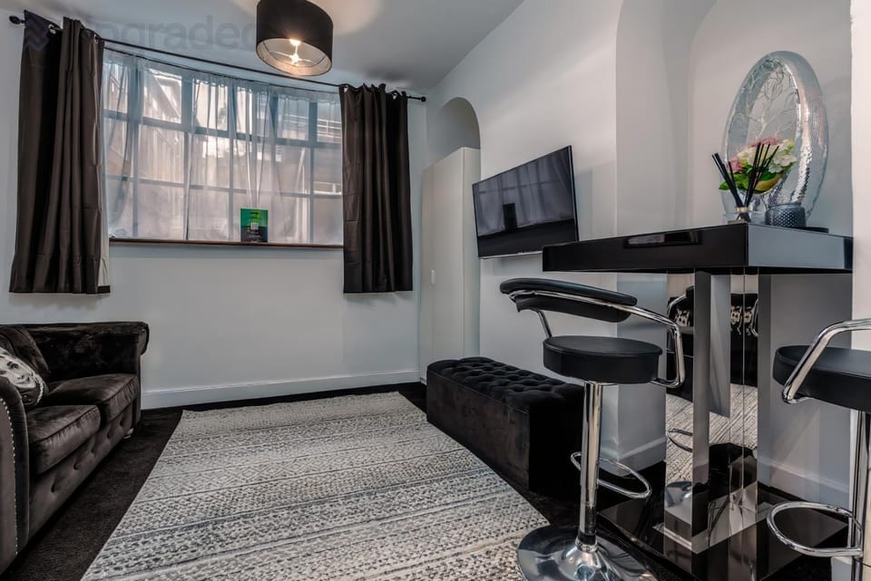 Communal lounge/ TV room, TV and multimedia, Living room, Seating area, Evening entertainment