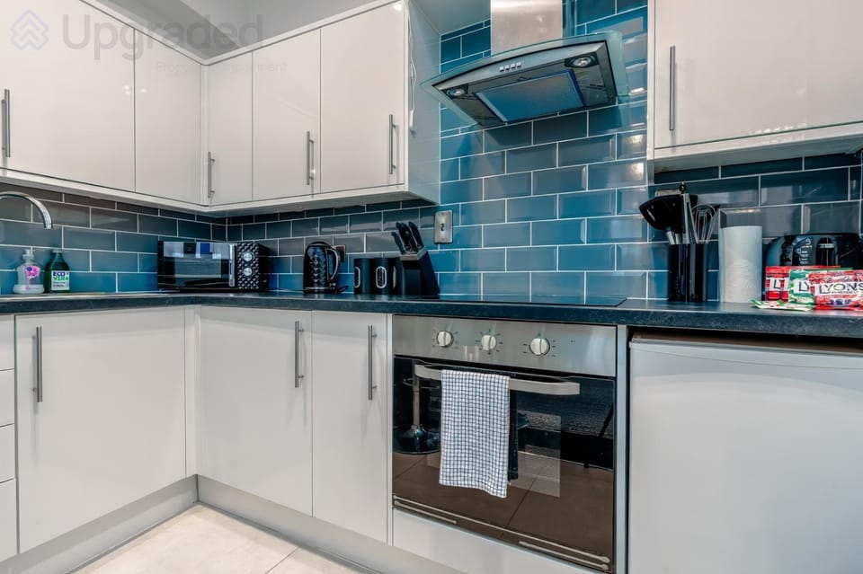 Coffee/tea facilities, Kitchen or kitchenette, stove, toaster