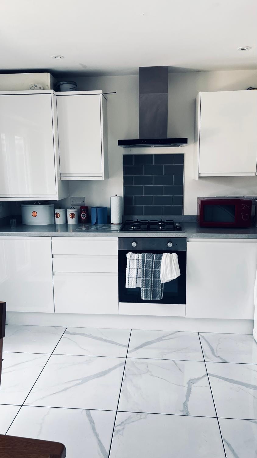 The Rehoboth Place is a 3 bedroom house Ideal for contractors and families sleep for 7 Apartment in Walsall