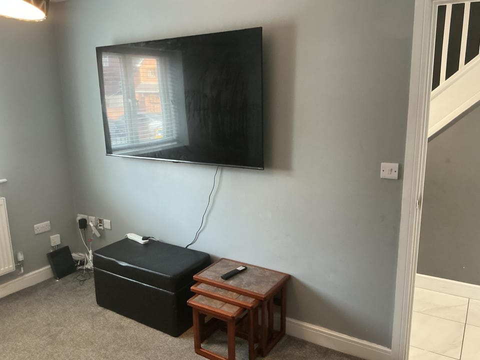 The Rehoboth Place is a 3 bedroom house Ideal for contractors and families sleep for 7 Apartment in Walsall