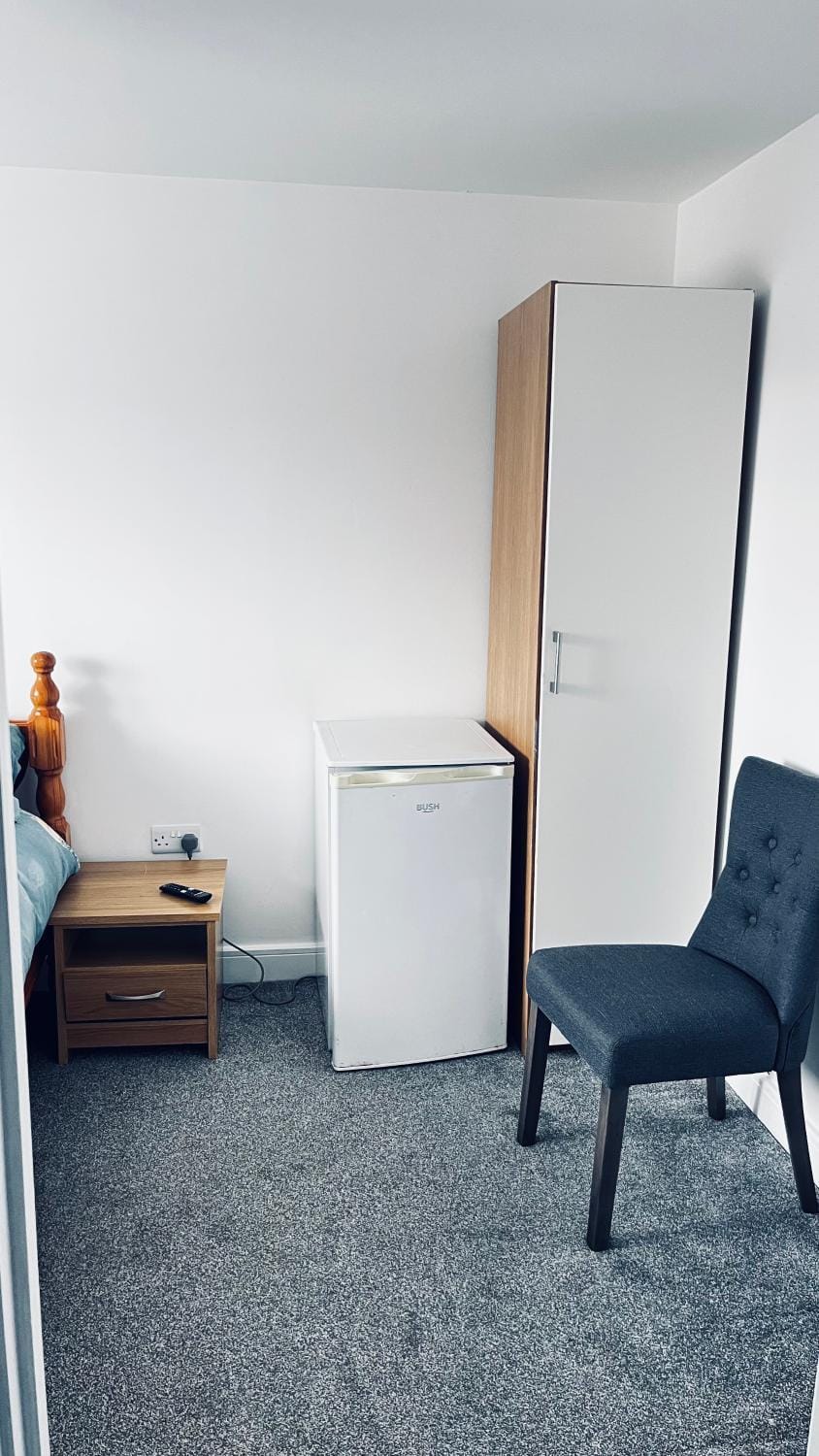The Rehoboth Place is a 3 bedroom house Ideal for contractors and families sleep for 7 Apartment in Walsall