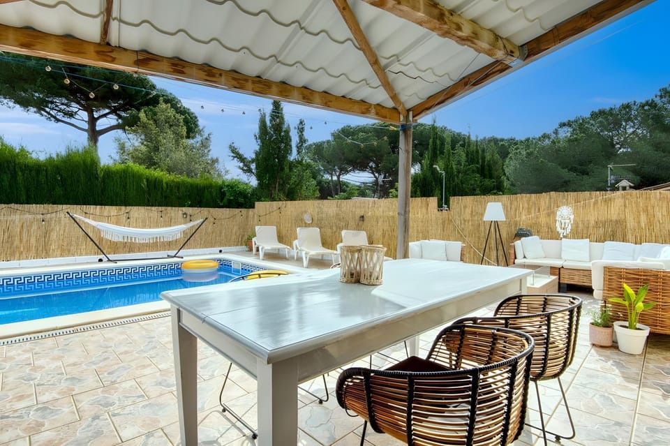 Property building, Balcony/Terrace, Living room, Swimming pool