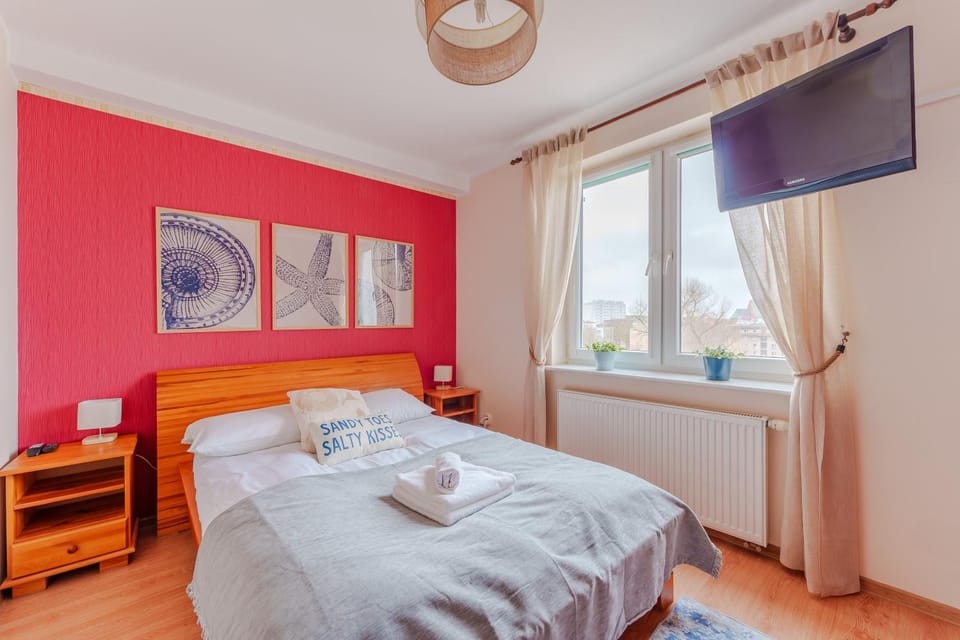 Bed, TV and multimedia, Photo of the whole room, Bedroom, towels